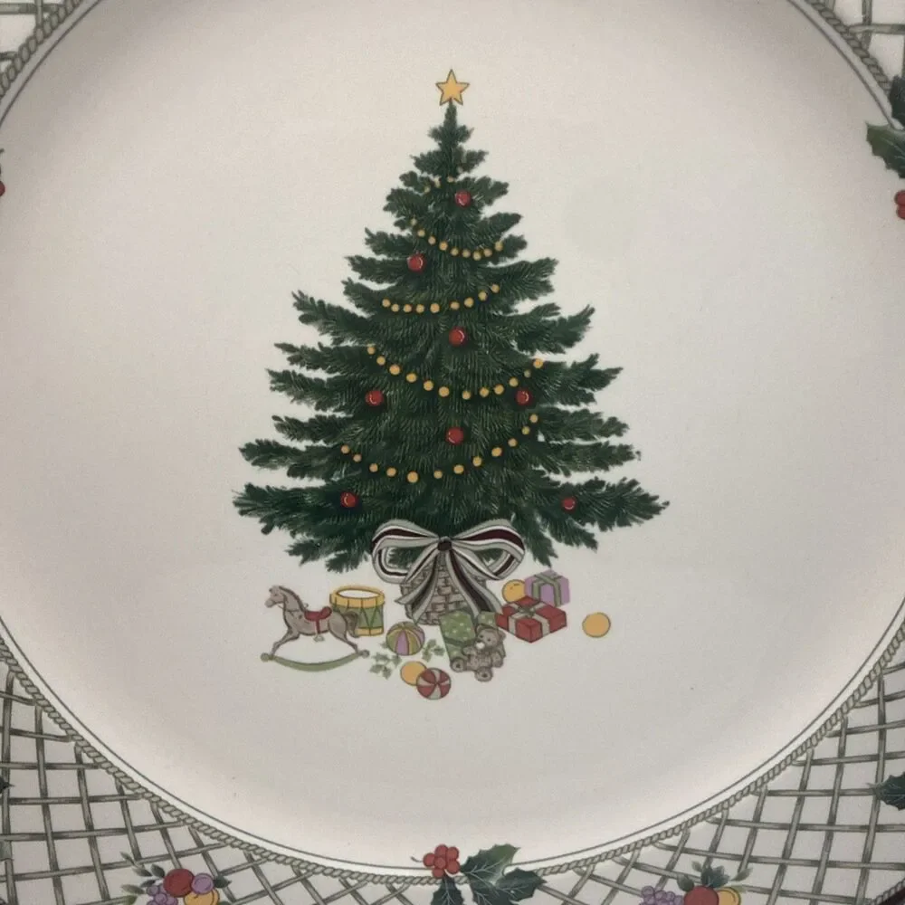MIKASA Heritage Christmas Story 11 1/8” Dinner Plate, excellent condition!